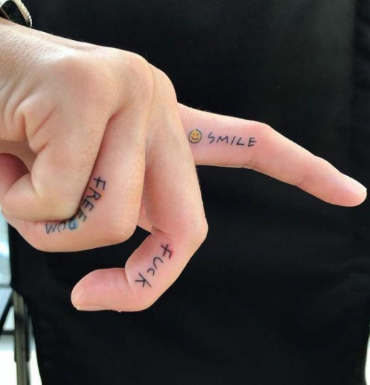 Những mẫu hình xăm tatoo chữ ở ngón tay cho nam