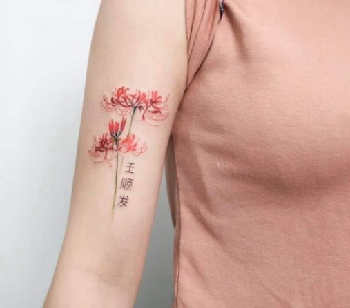 Hình xăm tattoo hoa bỉ ngạn và chữ đẹp nhất ở tay cho nữ
