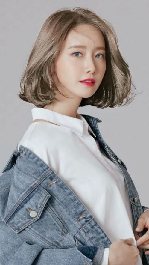 Kiểu tóc uốn xoăn mái ngắn khiến nhiều cô nàng Hàn Quốc cũng phải thay đua nhau đi cắt. Chủ đề HOT làm các cô gái đứng ngồi không yên.