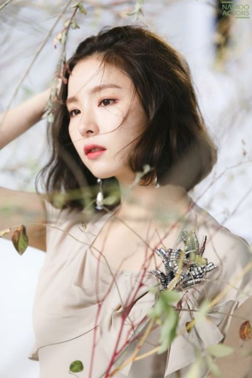 Nắm bắt xu hướng tóc cụp đuôi Hàn Quốc tôn lên nét đẹp nữ tính trên khuôn mặt nàng. Phong cách thời thượng được yêu thích.