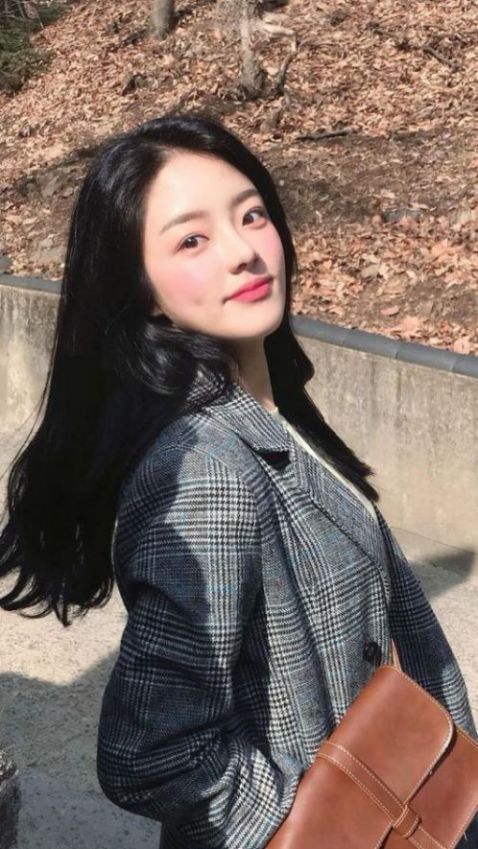 Không cần phải nhuộm màu tóc quá nổi bật, chỉ cần tạo kiểu tóc dài màu đen phong cách Hàn Quốc này là đã giúp nàng tự tin khoe cá tính.