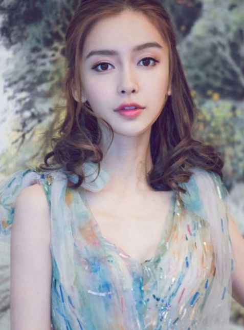 Bạn có biết kiểu tóc dài uốn nhẹ đang là xu hướng mốt được các ngôi sao Hàn Quốc lựa chọn nhiều? Phong cách đẹp không nên bỏ qua.