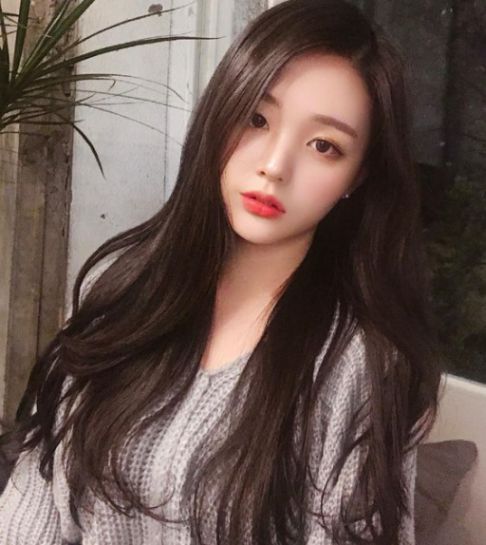 Hình ảnh nữ Hàn Quốc tóc dài không một mí vẫn trẻ trung xinh đẹp