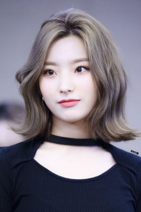 Hình ảnh tóc xoăn chữ c ngang vai cho nữ xinh xắn như gái Hàn Quốc