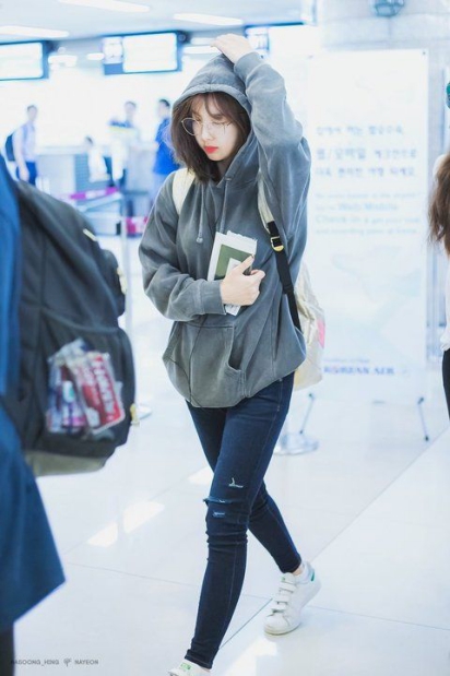 Style Hàn Quốc với kiểu Áo khoác jean nữ màu đen - hình 4