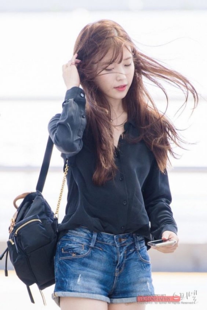 Style Hàn Quốc với kiểu Áo khoác jean nữ màu đen - hình 2