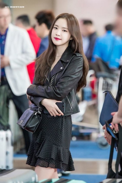 Style Hàn Quốc với kiểu Áo khoác jean nữ màu đen - hình 1