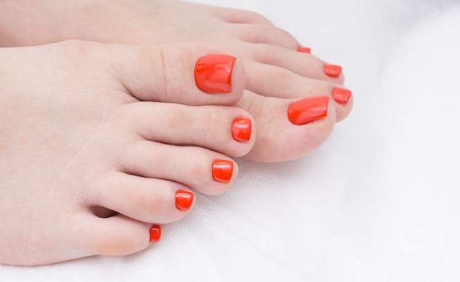Màu móng chân với tông màu cam đẹp mắt