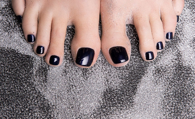 Các kiểu móng nail chân với tông màu đen đẹp mắt