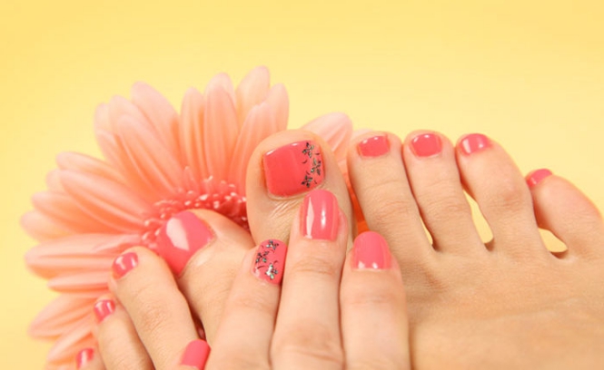 Các kiểu móng nail chân với tông màu hồng đẹp