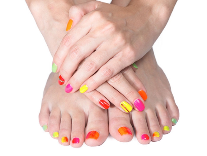 Các kiểu móng nail chân với tông màu sắc nổi bật