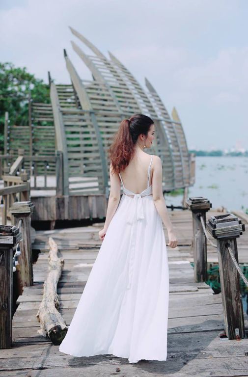Xu hướng thời trang váy đầm maxi trắng hở lưng đẹp - Hình 2