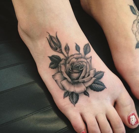 Hình xăm hoa hồng màu đen ở bàn chân