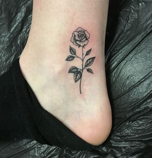 Hình xăm hoa hồng mini ở chân