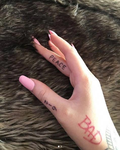 Mẫu hình xăm tatoo chữ ở bàn tay cho nữ