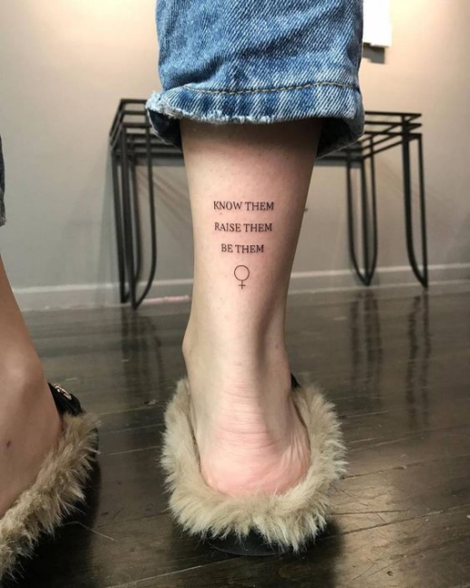 Mẫu hình xăm tatoo chữ ở chân cho nữ