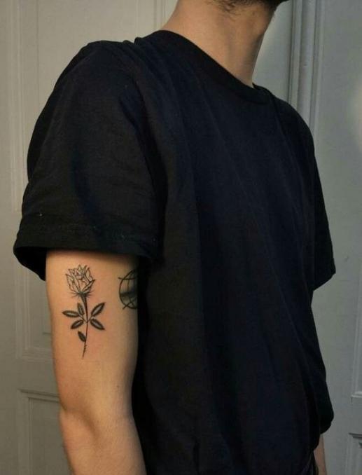 Mẫu hình xăm tattoo hoa hồng ở bắp tay cho nam
