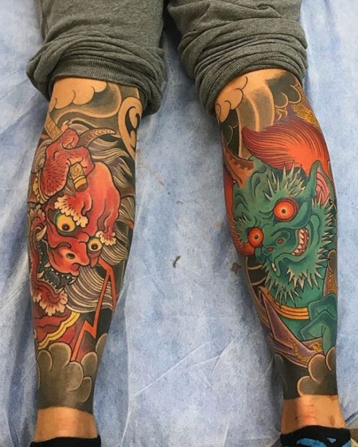 Mẫu hình xăm tattoo mặt quỷ 2 bắp chân cho nam