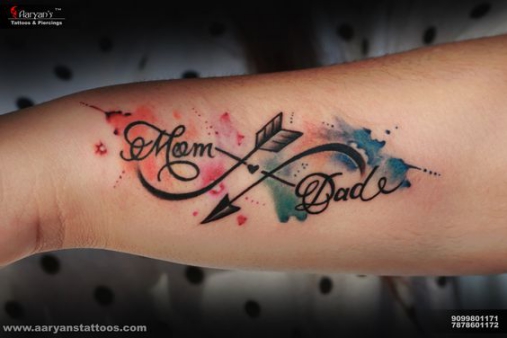 Hình xăm tatoo chữ cha mẹ có nhiều màu sắc và mũi tên được đón nhận nhiều trong những năm gần đây.