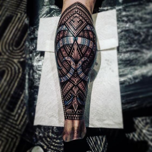 Ý tưởng xăm tattoo hoa văn ở vị trí bắp chân cực kỳ chất và mạnh mẽ cho nam