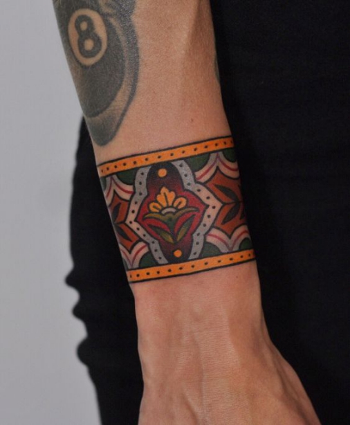 Chiêm ngưỡng tác phẩm xăm tattoo hoa văn vòng tròn ở cổ tay dành cho nam giới và nữ giới yêu thích nghệ thuật.