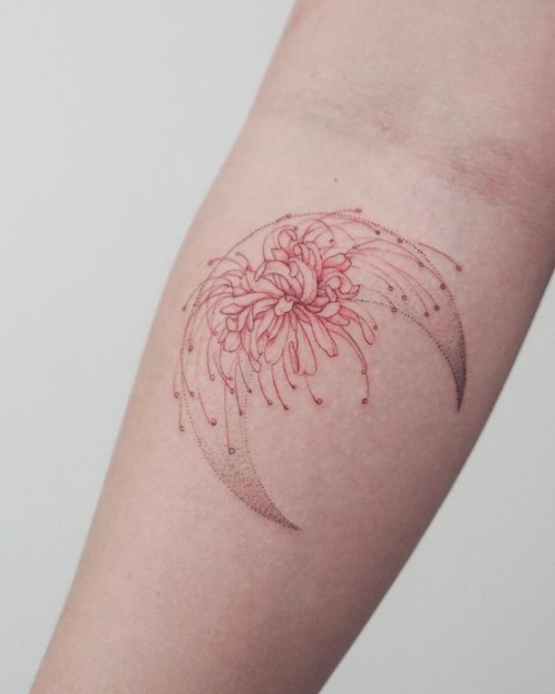 Hình xăm tattoo hoa bỉ ngạn và mặt trăng nhỏ nhắn, xinh xắn cho nữ